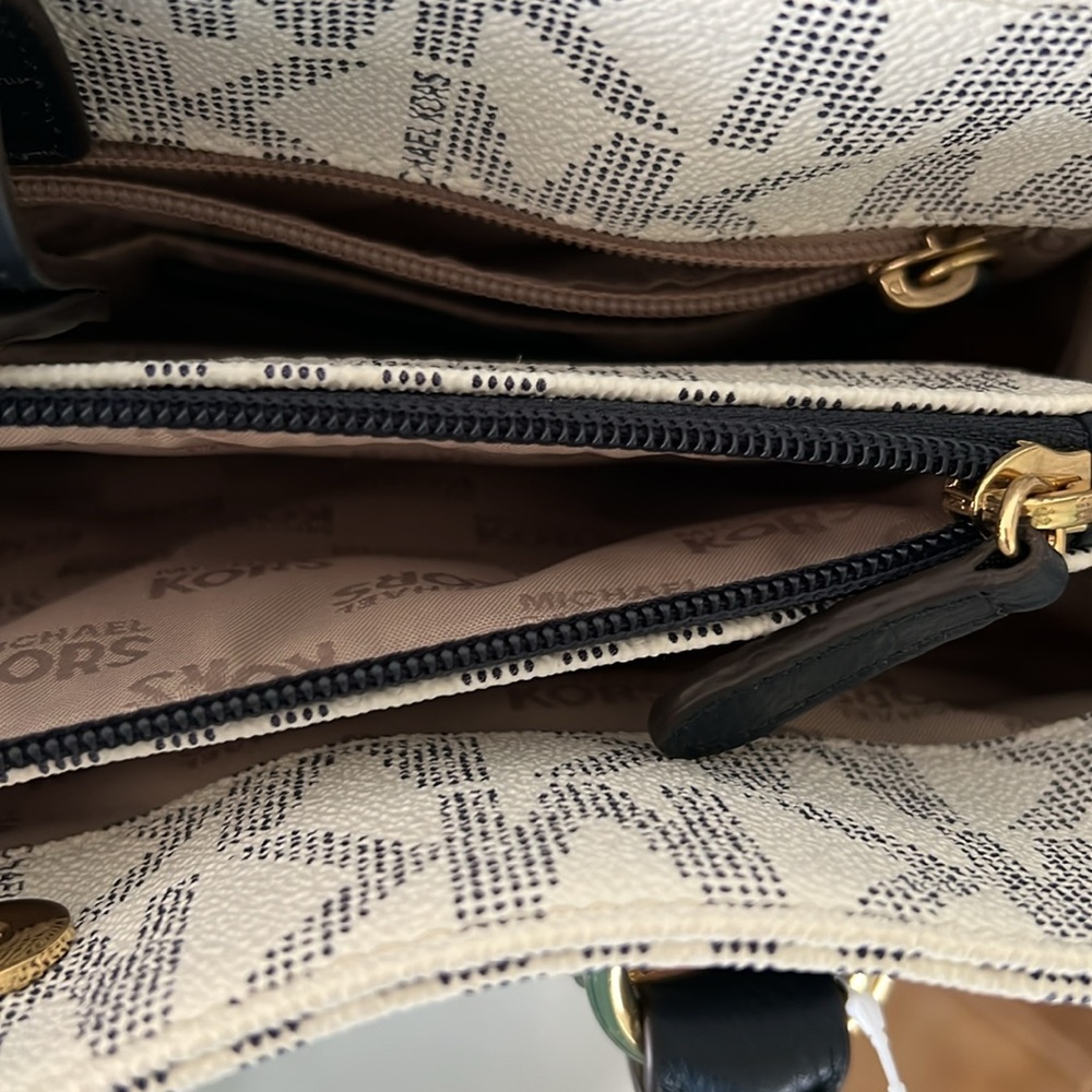 Michael Kors Hamilton Navy/Wht LG EW Tote 👜 includes addl piece key pouch - Picture 5 of 14